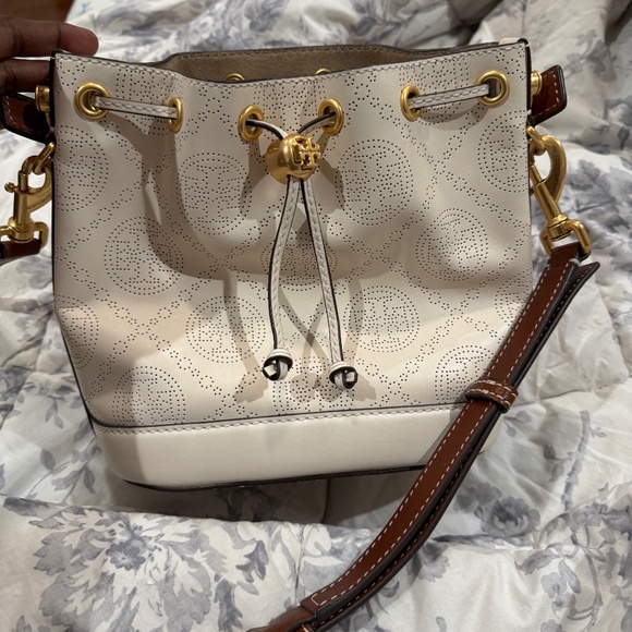 Tory Burch Handbags - Tory burch bucket bag like new